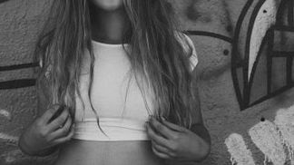 Horké počasí vyzývá k odkládání svršků.