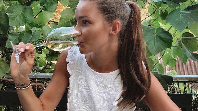 Nikol si ráda dopřeje k dobrému jídlu skleničku vína.