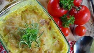 Zapečené brambory patří mezi klasiku za pár korun.