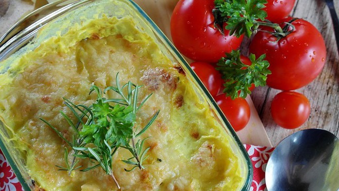 Zapečené brambory patří mezi klasiku za pár korun.