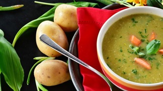 Nevíte, co s houbovými úlovky? Vyzkoušejte recept na jednoduchou bramboračku