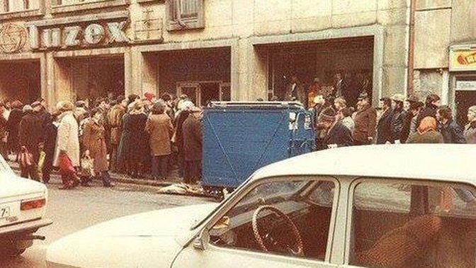 Fronty před Tuzexem byly nekonečné.