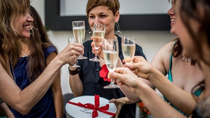 První menstruace nemusí být traumatizující záležitost.