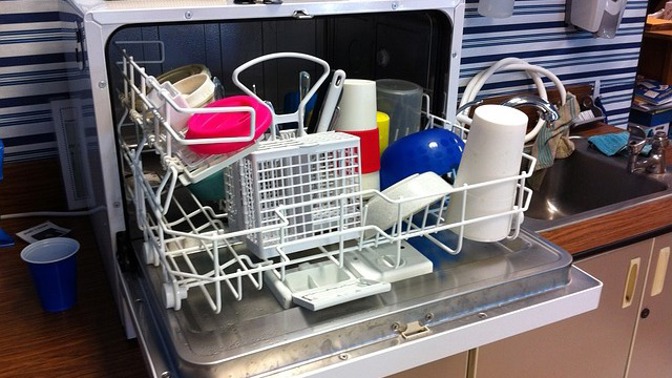 Nádobí je potřeba do myčky správně složit