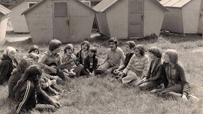 Pionýrské tábory v průběhu léta byly pro děti zábavou.