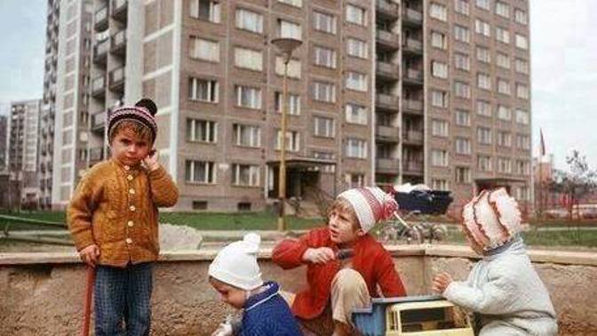 Děti zažívaly dobrodružství mezi paneláky.