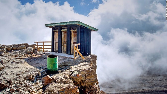 Toaletou na obrázku turisté nepohrdnou. Nachází se sice ve výšce 4 600 metrů nad mořem, je ale lepší volbou, než se vracet zpátky dolů...