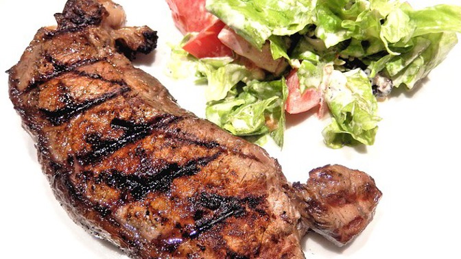 Steak se salátem patří k delikatesám a vy ho můžete při této dietě jíst také