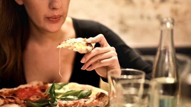 Jak může jídlo ovlivnit vaše rande? 3 nejčastější volby a jejich možné důsledky