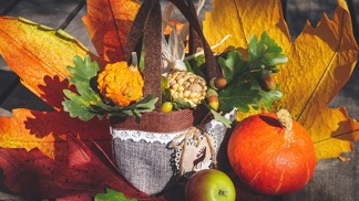 Dýně v kombinaci s listím a květinami jsou podzimní klasikou.