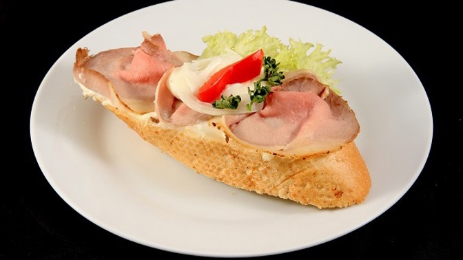 Bramborový salát na chlebíček prostě patří.