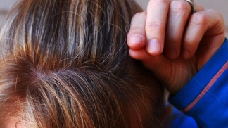 Podle vědců existuje spojitost mezi šedivěním a stresem. A ještě jedním faktorem, který neovlivníme