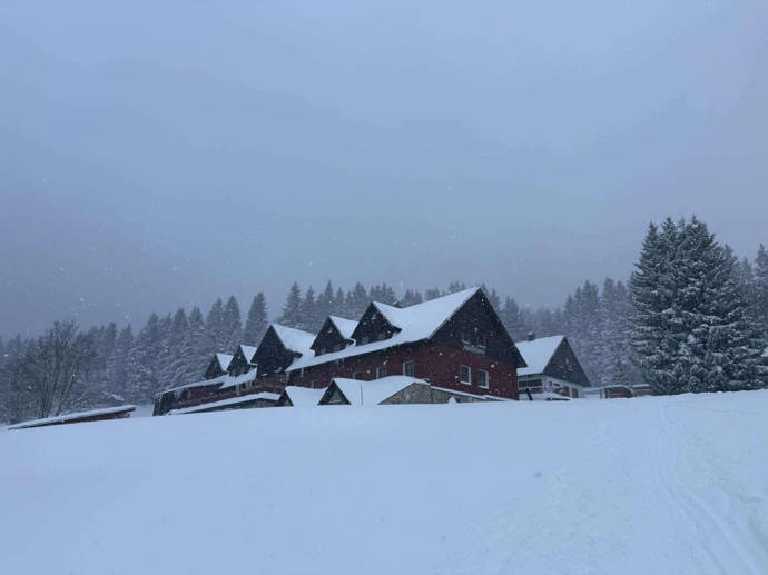 V Peci pod Sněžkou napadla hromada sněhu.