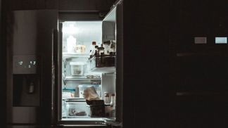 Svým světlem vás lednice bude vábit. Odolejte.