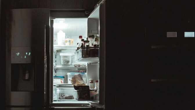 Svým světlem vás lednice bude vábit. Odolejte.