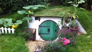 Při stavbě nory, v jaké bydlel Bilbo Pytlík v Pánovi prstenů, čerpal Ashley Yeates jen ze znalostí Tolkienových knih.