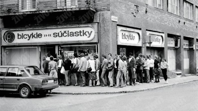 Exkluzivní zboží jen pro ty, co umí čekat. Od totality se toho moc nezměnilo.