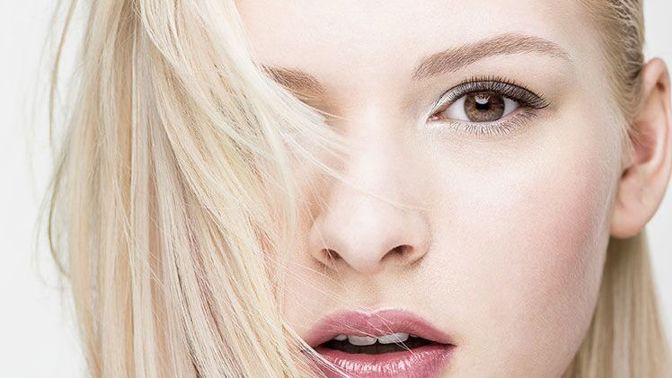 Blondýnky musí ladit obočí opatrně.