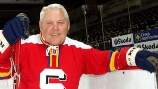 Zkušenosti, které mohou od této legendy přebírat malí hokejisté jako od trenéra, jsou bohaté.