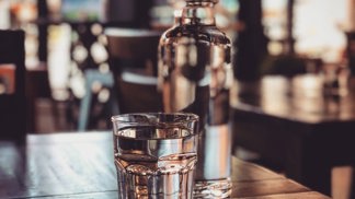 Sklenice vody nalačno nastartuje váš metabolismus.