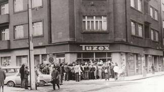 Místo na sexy spodní prádlo se stály fronty na banány.