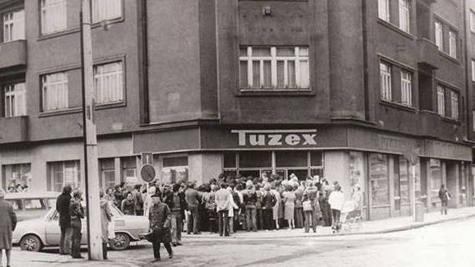 Místo na sexy spodní prádlo se stály fronty na banány.