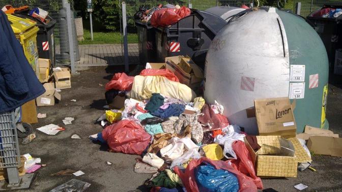 Co všechno můžeme vidět vyhozené u popelnic?