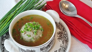 Sváteční vývar doplňte játrovými knedlíčky.