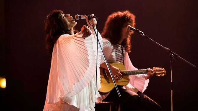 Jeho módní kreace byly občas více než ujeté