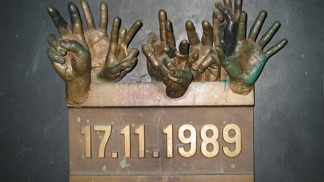 Bronzová plastika rukou, přidělaná tajně a bez povolení, vydržela na svém místě skoro dvacet sedm let.