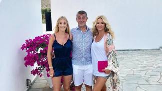 Babiš s manželkou a dcerou si ještě v létě užívali pohodičku na Mykonosu.