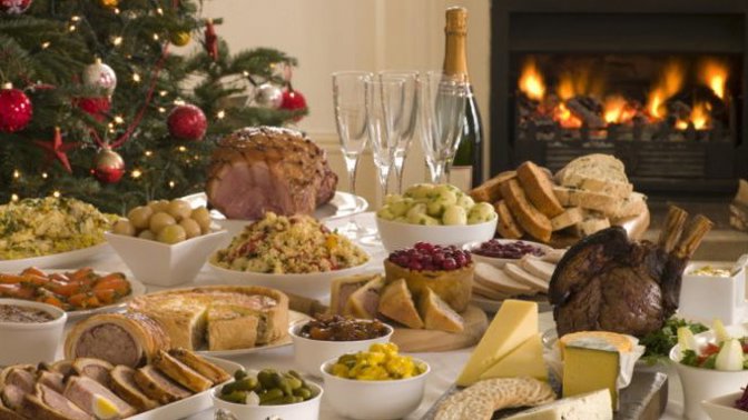 Bohatě prostřený vánoční stůl je nezbytností.