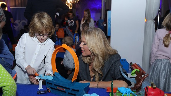 Simonin syn Max by si vzal nejraději všechno domů.