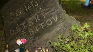 Dětský hřbitov v Ďáblicích stojí za návštěvu a zapálení svíčky