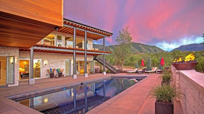 Bazén s výhledem na zalesněné svahy je pouze jednou z předností vily v americkém Utahu.
