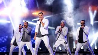 Backstreet Boys předvádějí velkolepou show.