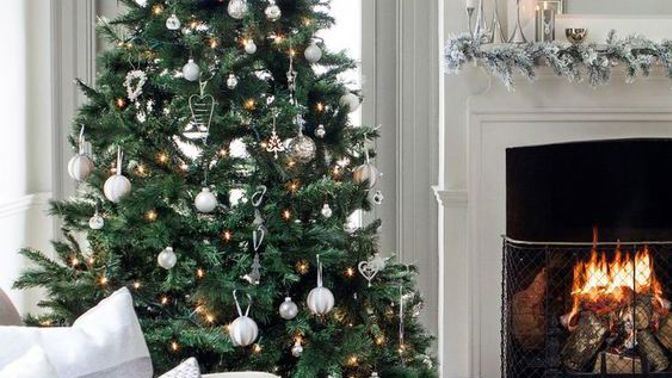 Sladěný interiér se stromečkem se rozmohl v posledních letech.