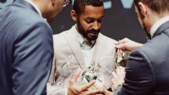 Yemi se snaží udržet všechny ceny.