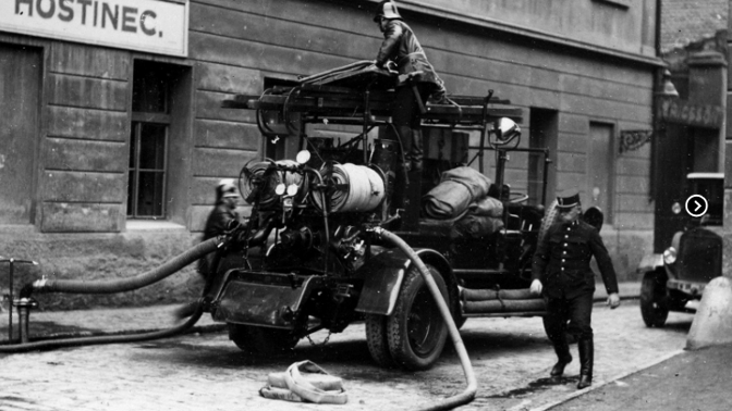 První hasičské vozy.