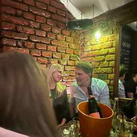 Jaromír Jágr se v baru skvěle bavil.