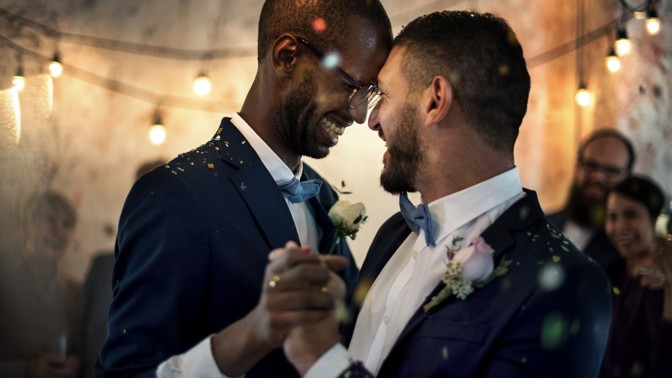 Sňatky homosexuálních párů jsou nyní velmi diskutovaným tématem