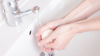 Po každém příchodu domů si myjte ruce mýdlem