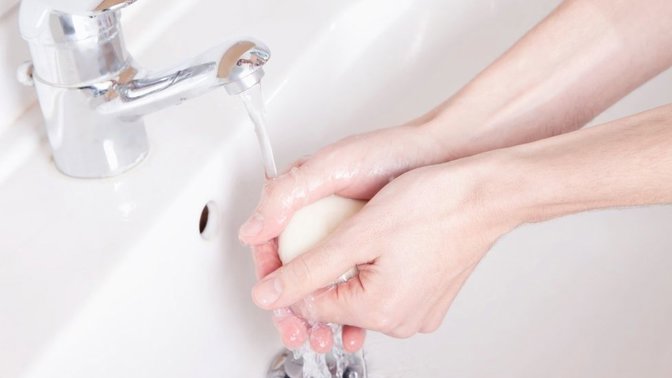 Po každém příchodu domů si myjte ruce mýdlem