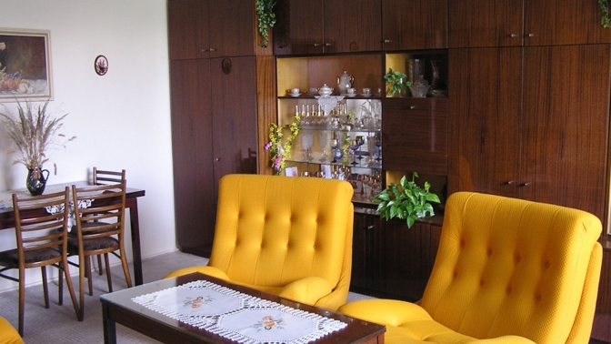 Takový klasický obývák se socialistickou sedačkou a stěnou