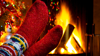 Nohy nahoru a relax u plápolajícího ohně, skvěle strávený předvánoční čas