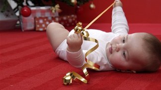 První rok bude vaše miminko zajímat spíš barevný balící papír a stužky od dárků
