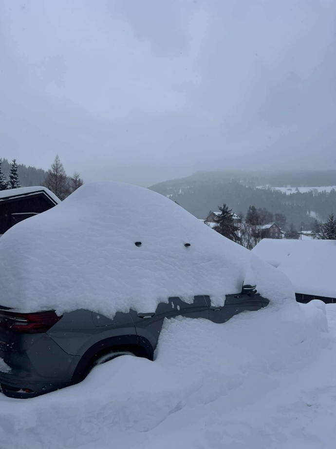 Auta zasypal sníh. 