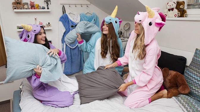 Užijte si vánoční večírek s nejlepšími kamarádkami.