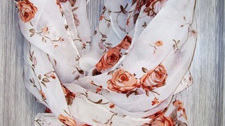 Slušivý šátek z viskózy.