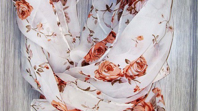 Slušivý šátek z viskózy.